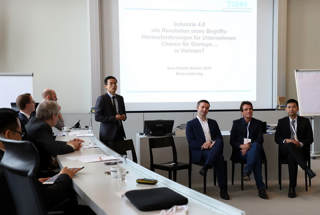 Giáo sư-tiến sỹ Đỗ Thanh Trung - Đại học Kỹ thuật Hamburg - trình bày tham luận về Cách mạng công nghiệp 4.0 và khởi nghiệp. (Ảnh: Phạm Văn Thắng/TTXVN) Việt Nam tìm hiểu kinh nghiệm của Đức về Cách mạng công nghiệp 4.0 ảnh 2