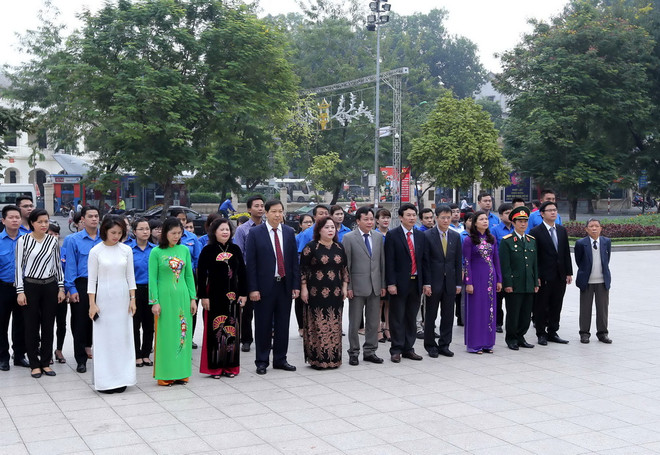 Lãnh đạo Hà Nội đặt hoa kỷ niệm 98 năm Cách mạng tháng Mười ảnh 1