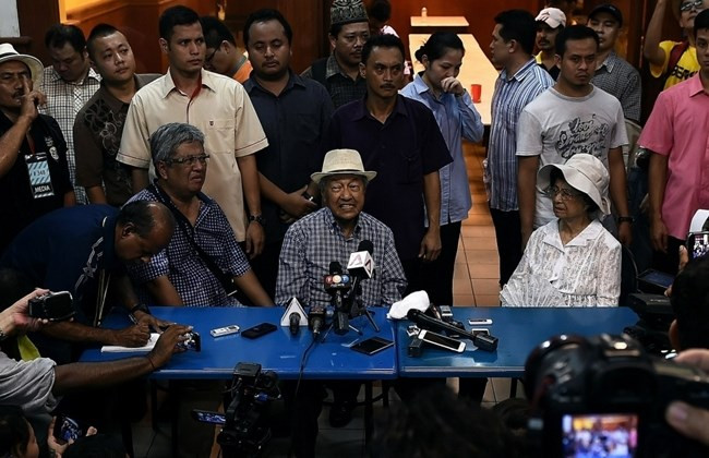 Cảnh sát Malaysia thẩm vấn cựu Thủ tướng Mahathir Mohamad ảnh 1