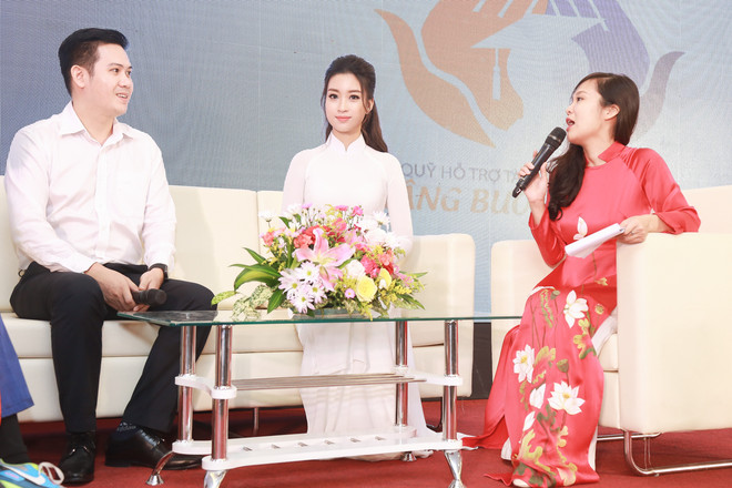 Hoa hậu Mỹ Linh trao học bổng cho 51 tân thủ khoa đại học ảnh 2