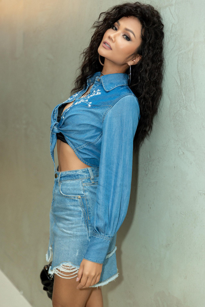H’Hen Niê phá cách ấn tượng với tóc xù và thời trang denim cá tính ảnh 4