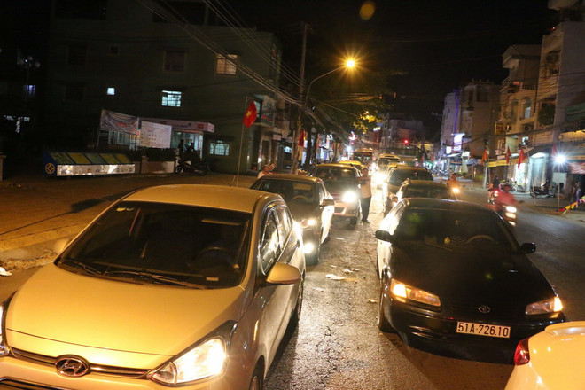 Ùn tắc xe liên tục nhiều giờ ở hai bến phà An Hòa và Vàm Cống ảnh 1