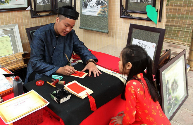 Hơn 10 vạn lượt khách tham quan, xin chữ tại Văn Miếu-Quốc Tử Giám ảnh 1