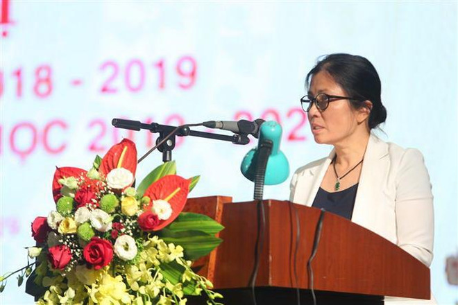 Bà Mai Bích Thủy, Chủ tịch HĐQT Trường Quốc tế Việt Nam trình bày tham luận tại hội nghị. (Ảnh: Thành Đạt/TTXVN) Hà Nội: Giải quyết dứt điểm tình trạng giáo viên hợp đồng lâu năm ảnh 2
