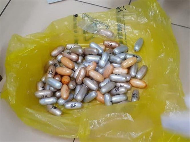 Hải quan Tân Sơn Nhất bắt giữ kẻ nuốt gần 1,6kg cocain trong bụng ảnh 1