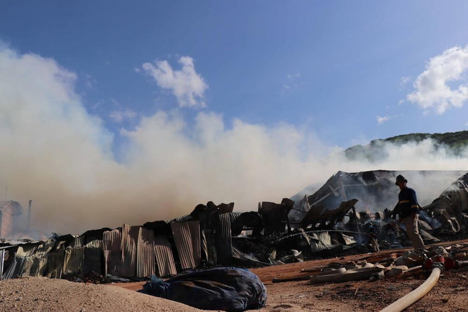 Cháy lớn tại Bình Định, kho nguyên liệu chứa dăm gỗ bị thiêu rụi ảnh 1