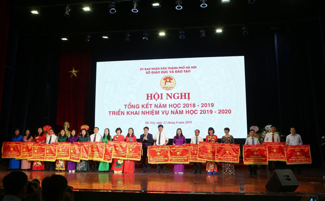 Ông Nguyễn Đức Chung, Ủy viên Trung ương Đảng, Chủ tịch UBND thành phố Hà Nội, Phó Bí thư Thành ủy Hà Nội trao Cờ thi đua của UBND thành phố Hà Nội cho các đơn vị xuất sắc trong phong trào thi đua. (Ảnh: Thành Đạt/TTXVN) Hà Nội: Giải quyết dứt điểm tình trạng giáo viên hợp đồng lâu năm ảnh 1