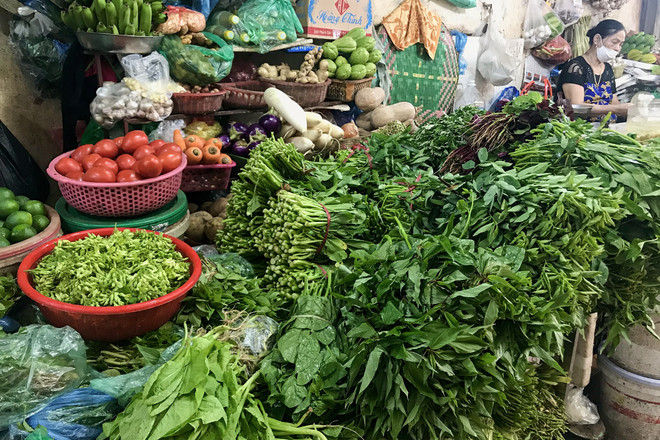 Nguồn cung dồi dào, rau củ tại chợ dân sinh Hà Nội có giá khá 'mềm' ảnh 1