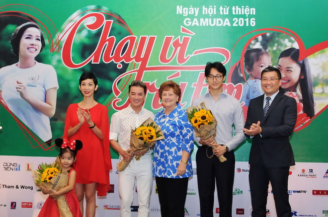 Các văn nghệ sỹ tại buổi công bố chương trình 'Chạy vì trái tim 2016.' (Ảnh: An Hiếu/Vietnam+) Ca sỹ Mỹ Linh, Đàm Vĩnh Hưng sẽ tham gia "Chạy vì trái tim" ảnh 1