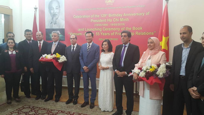 Đại biểu quốc tế chụp ảnh tại buổi lễ. (Ảnh: Trương Anh Tuấn/Vietnam+) Kỷ niệm 129 năm ngày sinh Chủ tịch Hồ Chí Minh tại Ai Cập ảnh 2