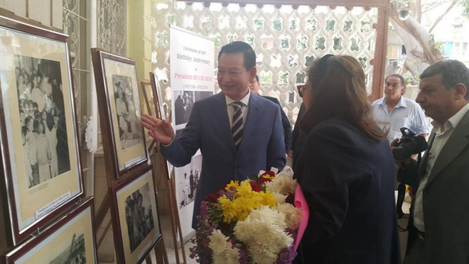 Đại sứ Trần Thành Công giới thiệu bức ảnh về Chủ tịch Hồ Chí Minh với các đại biểu Ai Cập. (Ảnh: Trương Anh Tuấn/Vietnam+) Kỷ niệm 129 năm ngày sinh Chủ tịch Hồ Chí Minh tại Ai Cập ảnh 1