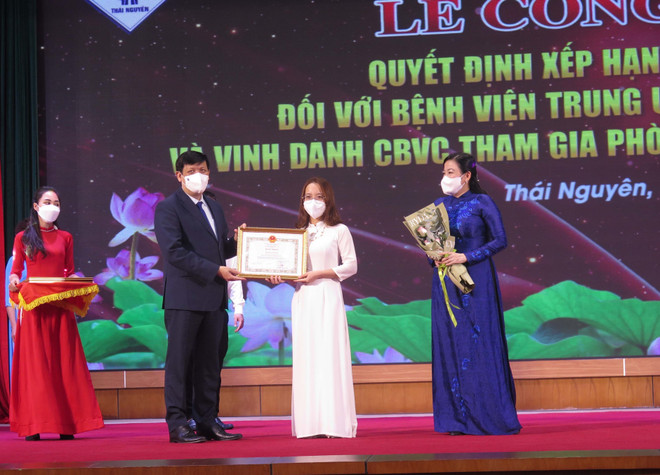 Công bố Quyết định xếp hạng đối với Bệnh viện Trung ương Thái Nguyên ảnh 1