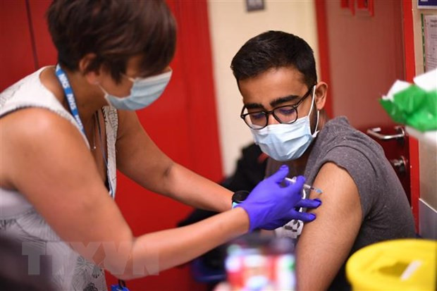 Ảnh minh họa (Nguồn: AFP/TTXVN) CDC Mỹ khuyến nghị người bị suy giảm miễn dịch có thể tiêm mũi thứ 4 ảnh 1