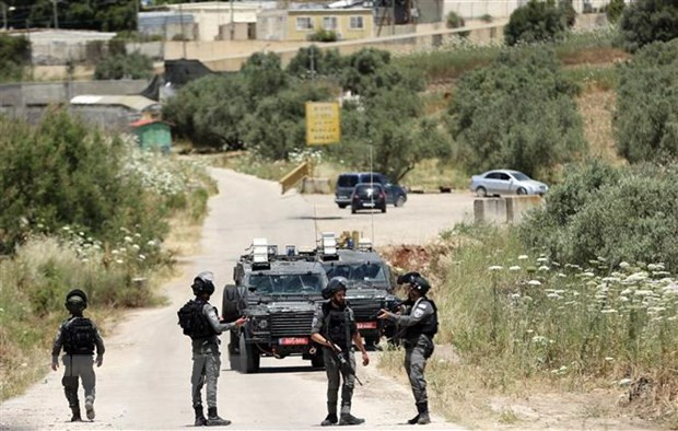 Lực lượng an ninh Israel phong tỏa tuyến đường ở khu Bờ Tây. (Ảnh: AFP/TTXVN) Châu Âu hối thúc Israel từ bỏ kế hoạch xây nhà định cư ở Bờ Tây ảnh 1