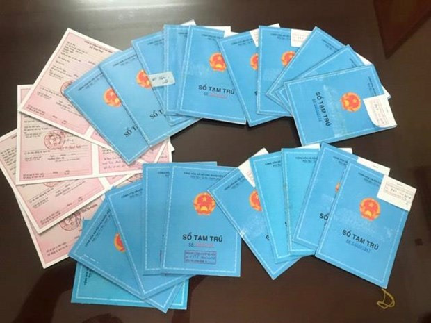 Truy tố đối tượng từng là cảnh sát khu vực, làm giả sổ tạm trú ảnh 1