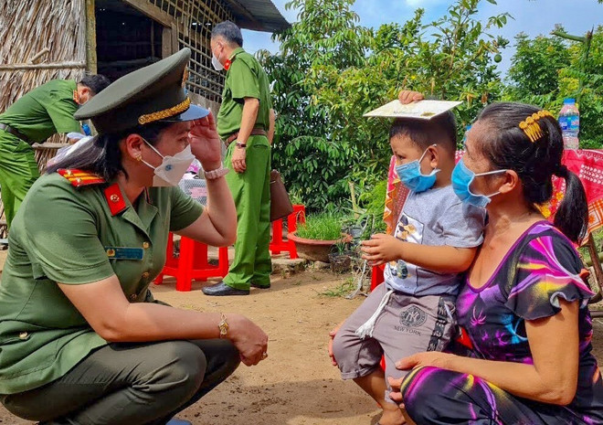Công an thành phố Cần Thơ nhận bảo trợ 11 trẻ em mồ côi do COVID-19 ảnh 1