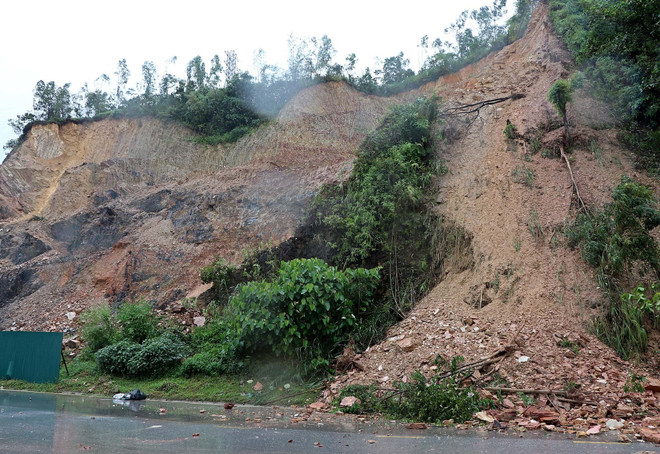 Hòa Bình: Mưa lớn gây sạt lở tại nhiều nơi, gây ách tắc giao thông ảnh 1