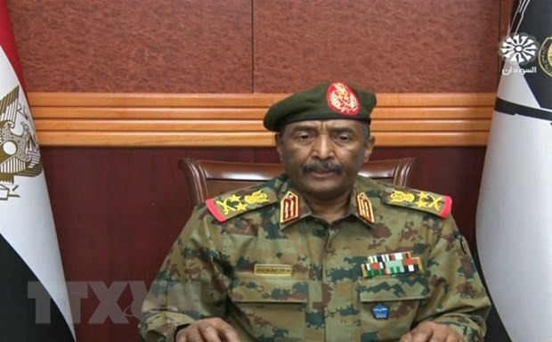 Tướng Abdel Fattah al-Burhan phát biểu trên truyền hình Sudan ngày 25/10/2021. (Ảnh: AFP/TTXVN) Thủ tướng Sudan đang bị quản thúc tại nhà riêng của Tướng al-Burhan ảnh 1