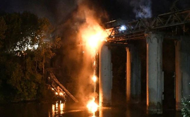 Italy: Hỏa hoạn làm hư hại cầu sắt nổi tiếng ở thành phố Rome ảnh 1