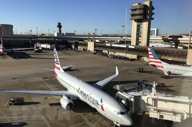 Máy bay của hãng hàng không American Airlines tại sân bay quốc tế Dallas Fort Worth ở Dallas, Texas, Mỹ. (Nguồn: AFP/TTXVN) Mỹ thông báo Nga cho phép các hãng hàng không Mỹ bay qua không phận ảnh 1