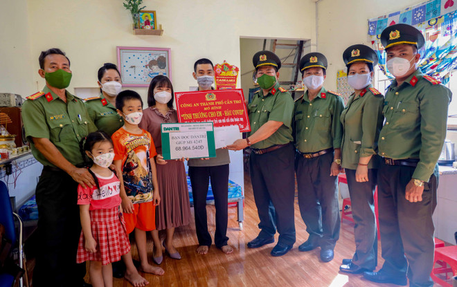 Công an TP. Cần Thơ bảo trợ học tập cho hai bé mồ côi mẹ do COVID-19 ảnh 1