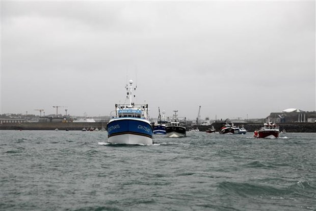 Các thuyền đánh cá Pháp trên vùng biển ngoài khơi đảo Jersey của Anh. (Ảnh: AFP/TTXVN) Pháp, Anh nhất trí giảm căng thẳng liên quan vấn đề quyền đánh cá ảnh 1