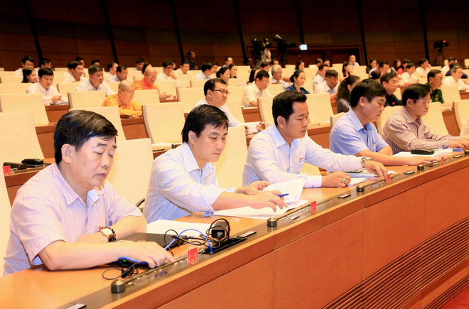 Đại biểu Quốc hội tỉnh Bà Rịa-Vũng Tàu biểu quyết thông qua việc điều chỉnh thời gian xem xét, thông qua dự án Luật Đơn vị hành chính-kinh tế đặc biệt Vân Đồn, Bắc Vân Phong, Phú Quốc. (Ảnh: Phương Hoa/TTXVN) Chủ tịch Quốc hội: Quốc hội luôn lắng nghe ý kiến của người dân ảnh 2