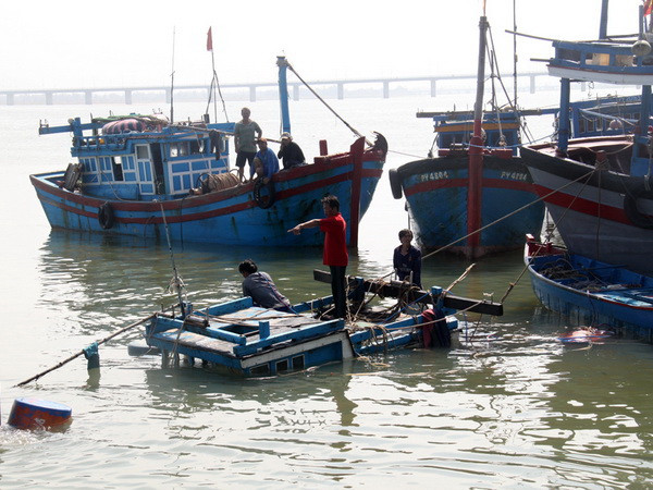 Phú Yên trục vớt thành công hai tàu cá bất ngờ bị chìm ảnh 1