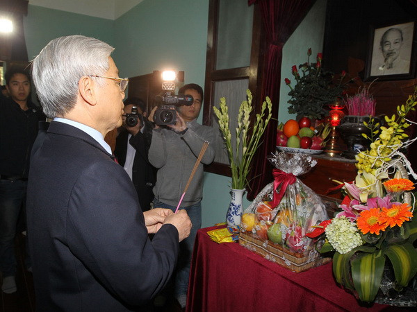Tổng Bí thư Nguyễn Phú Trọng dâng hương tưởng niệm Bác Hồ tại Khu di tích Chủ tịch Hồ Chí Minh tại Phủ Chủ tịch. (Ảnh: Trí Dũng/TTXVN) Tổng Bí thư dâng hương tưởng niệm Chủ tịch Hồ Chí Minh ảnh 1