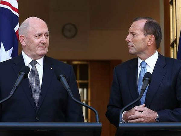 Thủ tướng Tony Abbott (phải) đề cử ông Peter Cosgrove (trái) làm Toàn quyền mới của Australia. (Nguồn: Sydney Morning Herald) Thủ tướng Australia Tony Abbott đề cử toàn quyền mới ảnh 1
