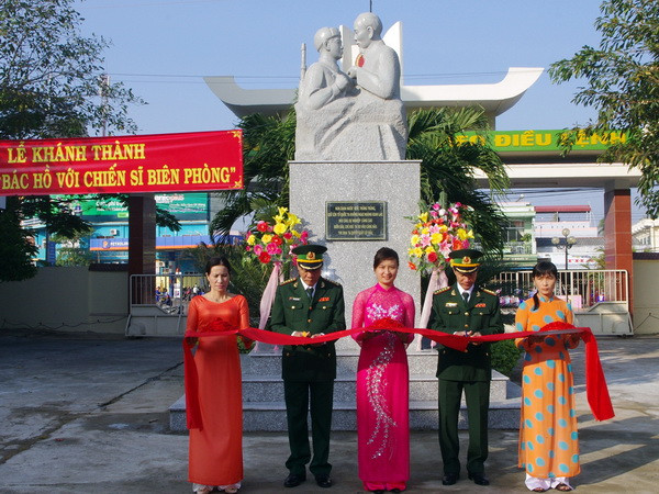 Lễ khánh thành Tượng đài. (Ảnh: Công Thử/TTXVN) Khánh thành Tượng đài "Bác Hồ với chiến sỹ biên phòng" ảnh 1