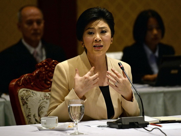 Thủ tướng Yingluck Shinawatra phát biểu trong cuộc họp với Ủy ban Bầu cử. (Nguồn: AFP/TTXVN) Thủ tướng Thái Lan: Tổng tuyển cử diễn ra như kế hoạch ảnh 1
