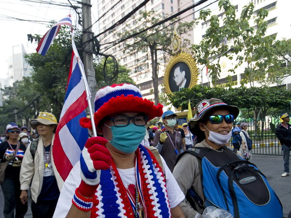 Người biểu tình chống chính phủ Thái Lan ở thủ đô Bangkok. (Nguồn: AFP/TTXVN) Quân đội Thái khước từ lời kêu gọi của thủ lĩnh biểu tình ảnh 1