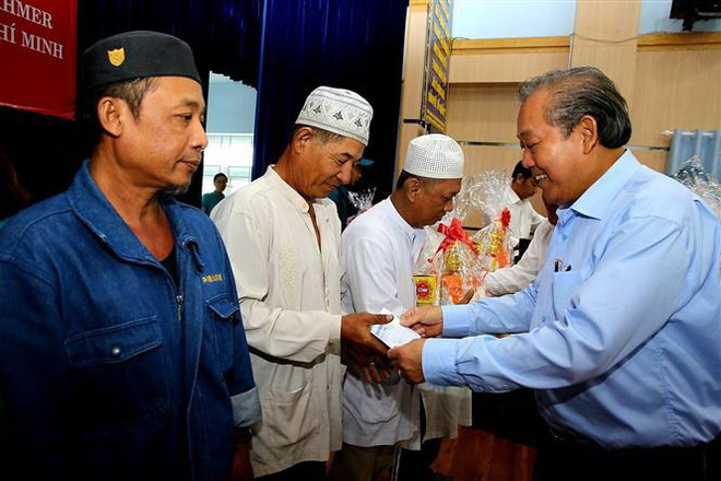 Phó Thủ tướng Chính phủ tặng quà Tết cho đồng bào Chăm, Khmer ảnh 1