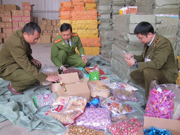Phân loại hàng hóa nghi nhập lậu. (Ảnh minh họa. Nguồn: Vietnam+) Phát hiện hơn 2,1 tấn bánh kẹo nhập lậu, mang vào miền Trung tiêu thụ ảnh 1