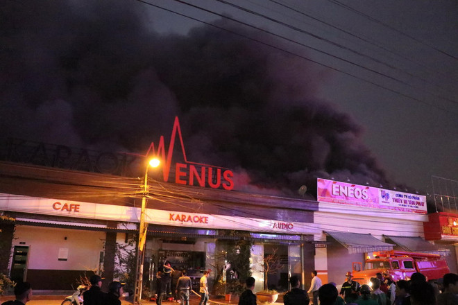 Cháy lớn tại quán karaoke ở Hải Phòng, lửa lan sang nhà xung quanh ảnh 1