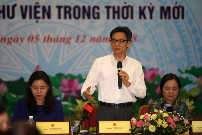 Phó Thủ tướng Vũ Đức Đam tới dự và chủ trì và phát biểu tại hội thảo. (Ảnh: Thanh Tùng/TTXVN) Phó Thủ tướng: Việc số hóa thư viện sẽ góp phần thu hút bạn đọc ảnh 1