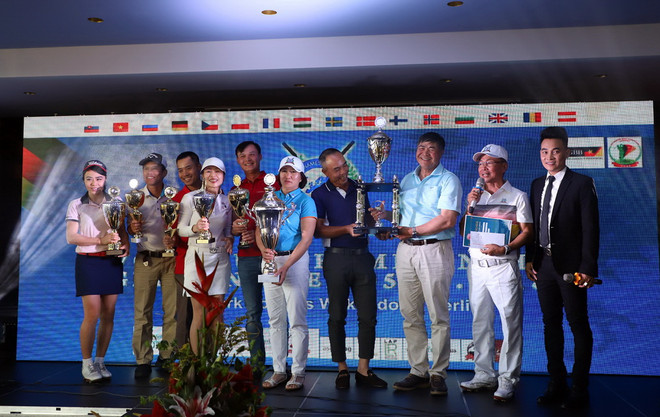 Ông Đoàn Xuân Hưng, Đại sứ Việt Nam tại Đức, trao giải cho tay golf có thành tích tốt nhất. (Ảnh: Phạm Thắng/Vietnam+) Hơn 180 tay golf tranh tài tại Giải golf người Việt ở châu Âu ảnh 1