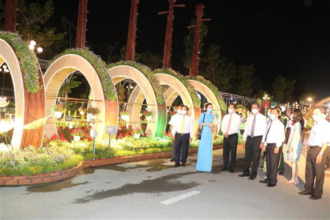 Các đại biểu tham quan Đường hoa nghệ thuật. (Ảnh: Ngọc Thiện/TTXVN) Rực rỡ các đường hoa Xuân phục vụ du khách dịp Tết Nguyên đán ảnh 1