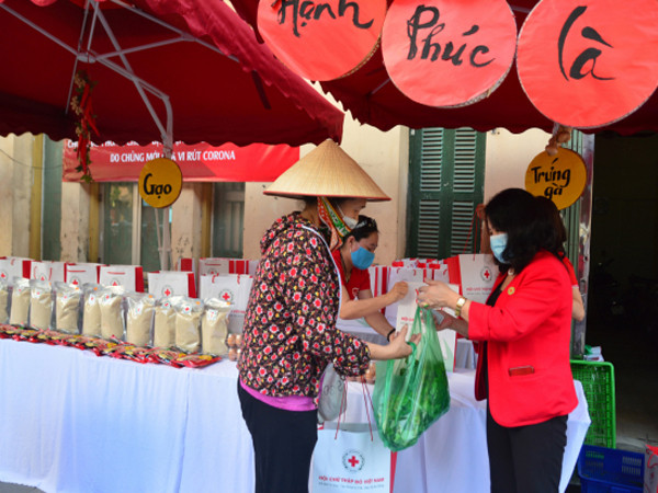 Một 'chợ nhân đạo.' (Nguồn: Hội Chữ thập Đỏ Việt Nam) 'Chợ nhân đạo' nhân lên tình yêu thương, sự sẻ chia trong cộng đồng ảnh 1