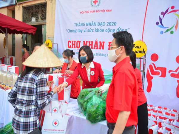 Một 'chợ nhân đạo.' (Nguồn: Hội Chữ thập Đỏ Việt Nam) 'Chợ nhân đạo' nhân lên tình yêu thương, sự sẻ chia trong cộng đồng ảnh 2
