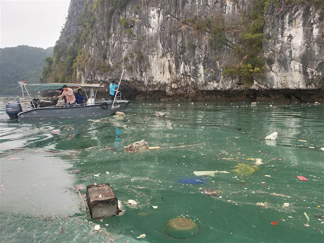 Khách du lịch bức xúc vì hàng tấn rác trôi nổi ở Vịnh Hạ Long ảnh 1