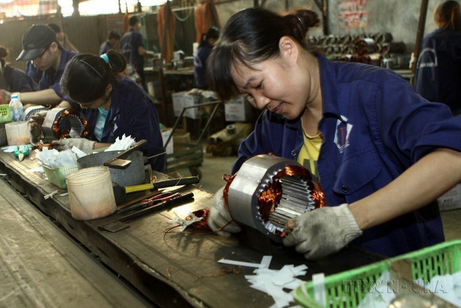 Công ty TNHH Cơ khí Toàn Phát (Hải Dương) chuyên sản xuất động cơ điện, máy bơm nước và máy nông cụ tiêu thụ trong nước và xuất khẩu sang Lào, Campuchia. (Ảnh: Vũ Sinh/TTXVN) ttxvn_vietnam_lao 2.jpg