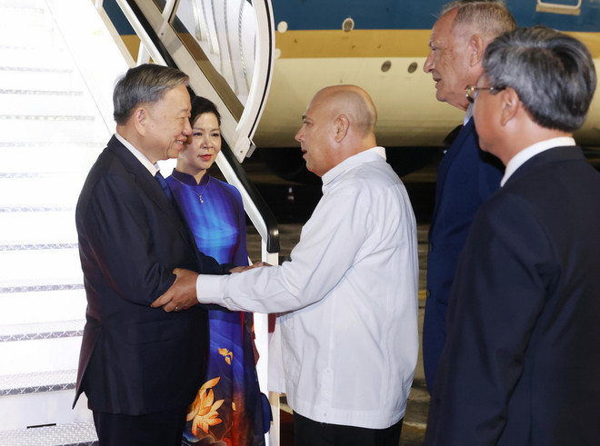Ủy viên Bộ Chính trị, Thường trực Ban Bí thư Đảng Cộng sản Cuba Roberto Morales Ojeda đón Tổng Bí thư, Chủ tịch nước Tô Lâm và Phu nhân tại Sân bay Quốc tế José Martí, thủ đô La Habana. (Ảnh: Lâm Khánh/TTXVN) ttxvn_tong bi thu den cuba 3.jpg