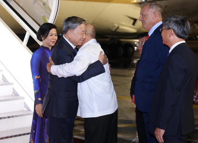 Ủy viên Bộ Chính trị, Thường trực Ban Bí thư Đảng Cộng sản Cuba Roberto Morales Ojeda đón Tổng Bí thư, Chủ tịch nước Tô Lâm và Phu nhân tại Sân bay Quốc tế José Martí, thủ đô La Habana. (Ảnh: Lâm Khánh/TTXVN) ttxvn_tong bi thu den cuba 2.jpg