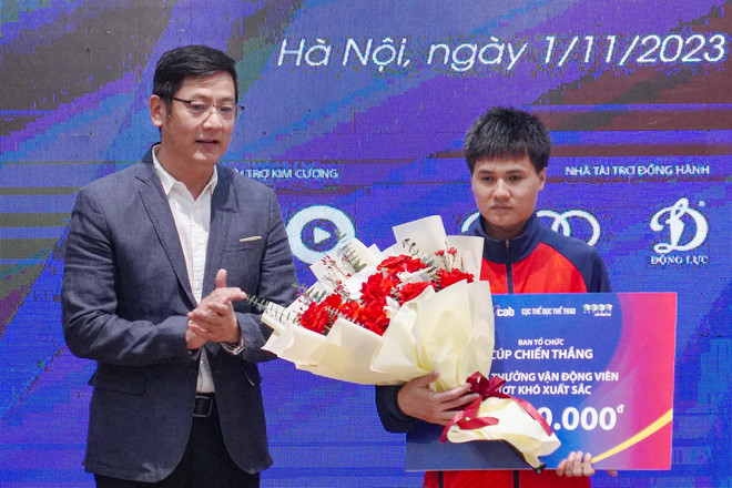 Ban Tổ chức Giải thưởng Cúp Chiến thắng 2023 trao phần thưởng đặc biệt cho Vận động viên Lê Văn Việt. (Ảnh: Việt Anh/Vietnam+) Cúp Chiến thắng 2023 nhân đôi mức thưởng cho Giải Đội tuyển của năm ảnh 2