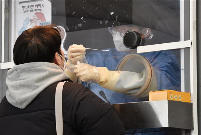 Hàn Quốc áp đặt trở lại quy định siết chặt phòng, chống dịch COVID-19 ảnh 1