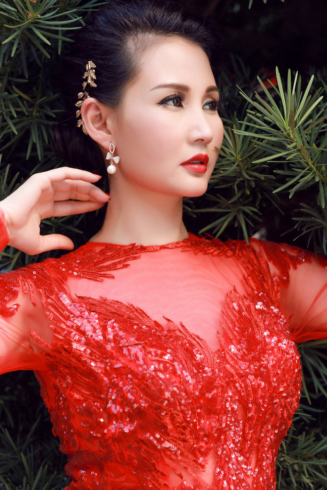 Hoa hậu Quý bà Sương Đặng lạ lẫm với thiết kế dạ hội họa tiết Rồng ảnh 4