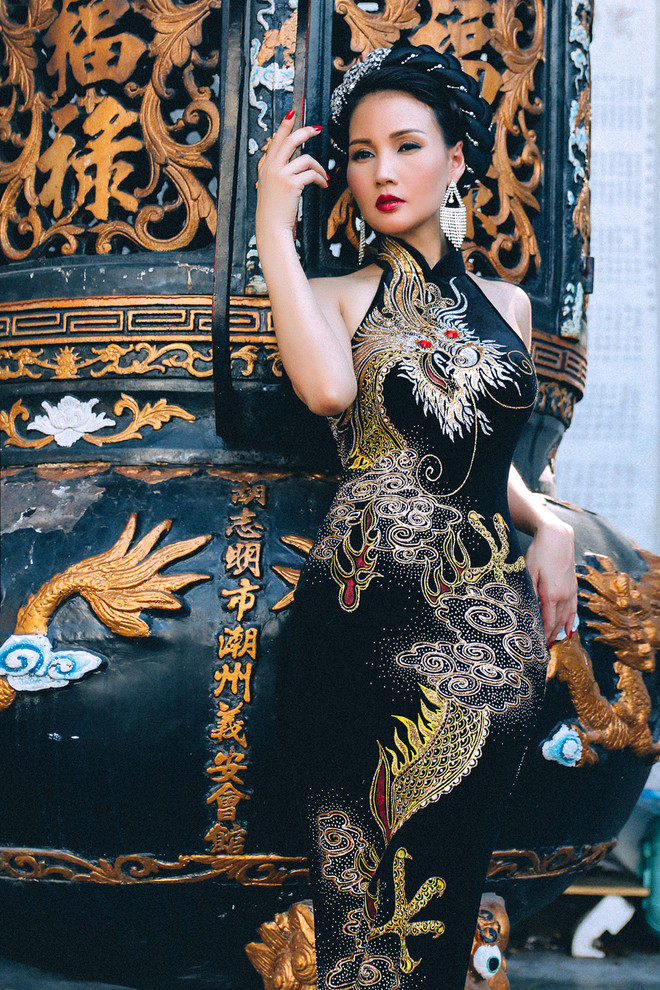 Hoa hậu Quý bà Sương Đặng lạ lẫm với thiết kế dạ hội họa tiết Rồng ảnh 2