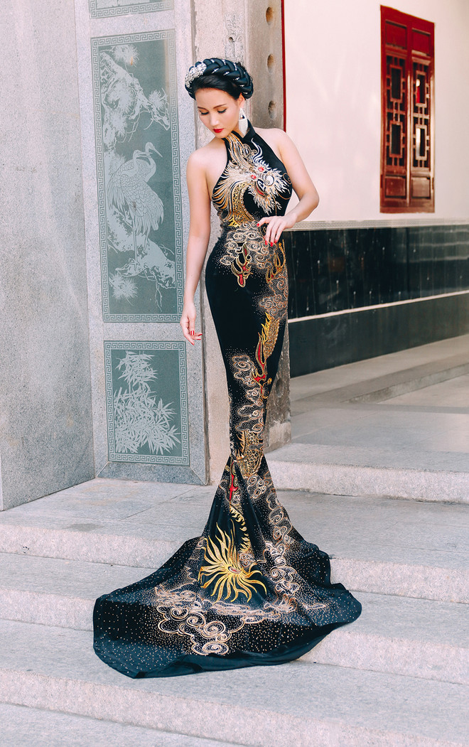 Hoa hậu Quý bà Sương Đặng lạ lẫm với thiết kế dạ hội họa tiết Rồng ảnh 3